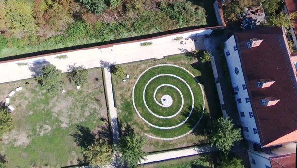 Garten mit einem Wirbel von oben