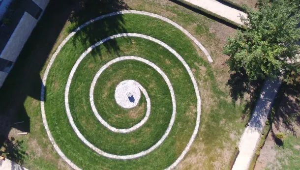 Garten mit einem Wirbel von oben