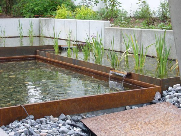 Gepflegter Garten mit Steinwegen