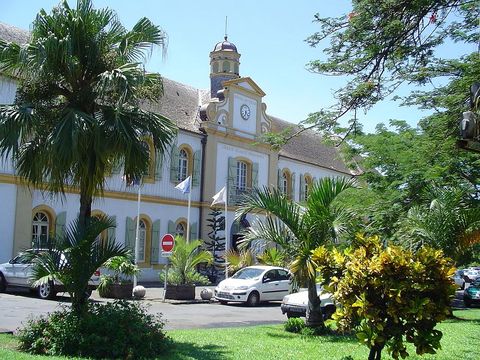 Mairie de Saint-Pierre : visitez l'île de La Réunion en voiture de location