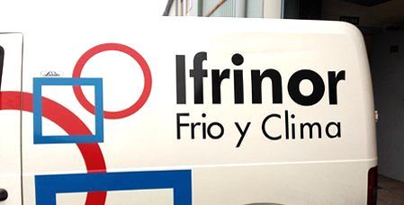 Una camioneta blanca con las palabras ifrinor frio y clima en el costado