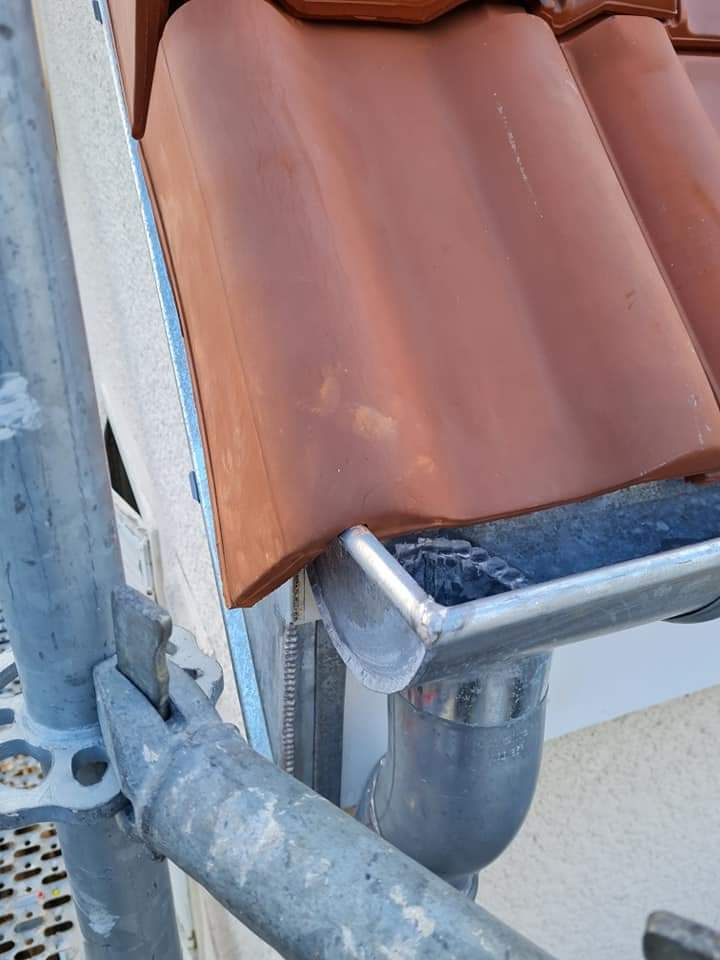 Finition tuile de rive et gouttière zinc
