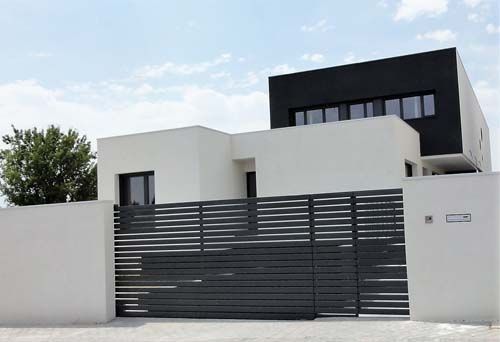 Una casa en blanco y negro con una puerta corrediza en el frente.
