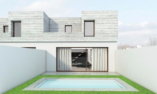 Una casa blanca con piscina en el patio trasero.