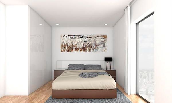 Un dormitorio con una cama grande y un cuadro en la pared.