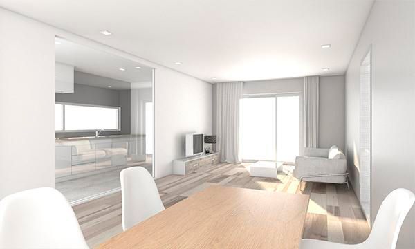 Una sala de estar con una mesa y sillas y un sofá.