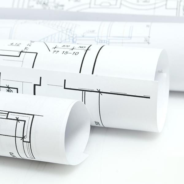 Varios rollos de dibujos se apilan uno encima del otro.