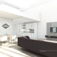 Una sala de estar con un sofá, una mesa, sillas y una televisión.