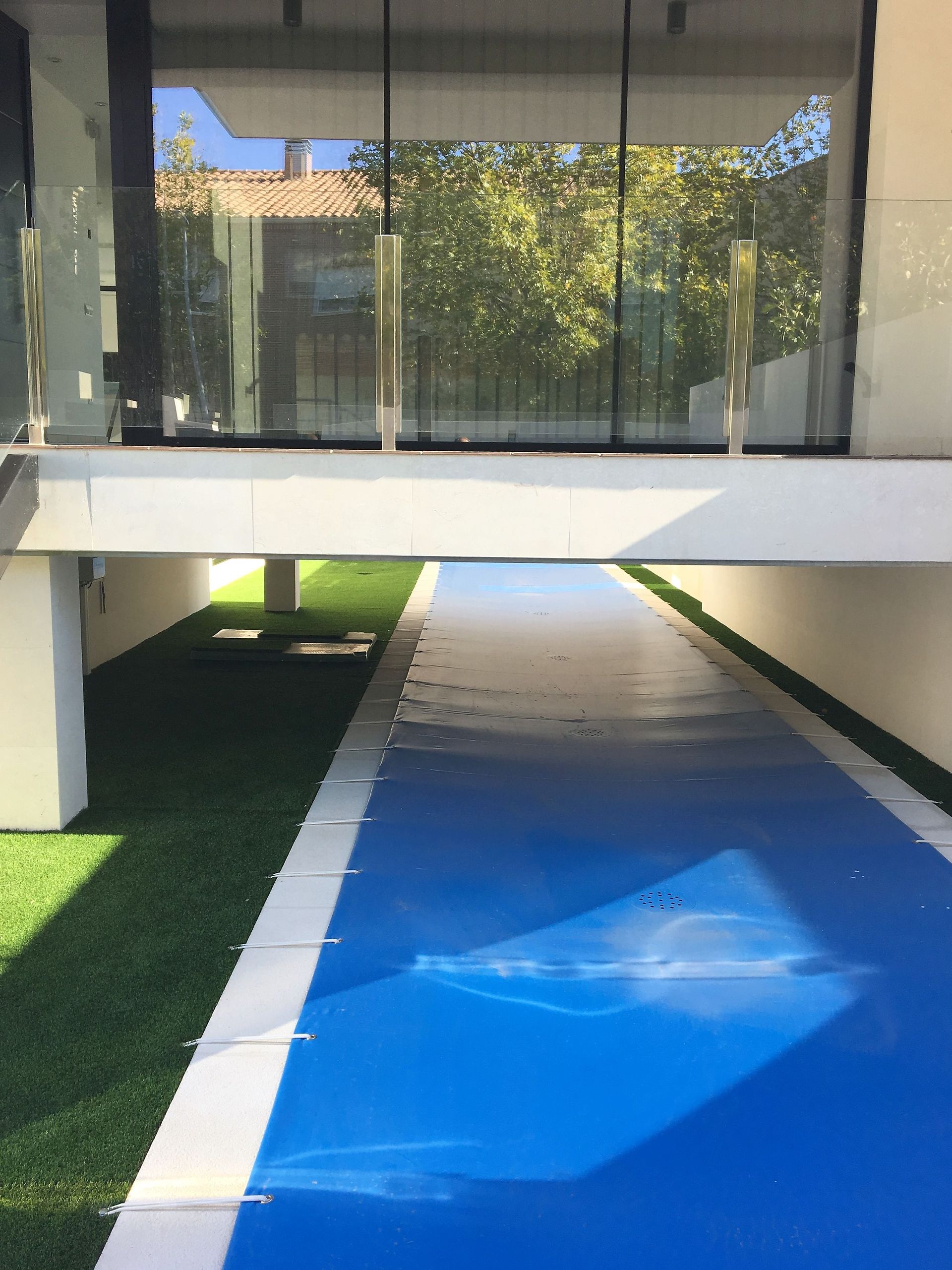 Una pasarela azul y blanca que conduce a un edificio.