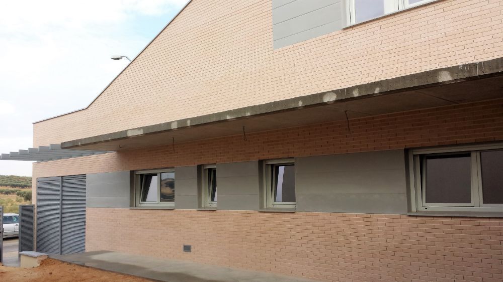 Un edificio con techo y muchas ventanas.