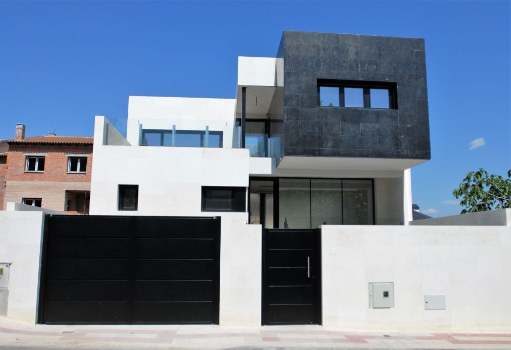 Una casa blanca y negra con una puerta negra.