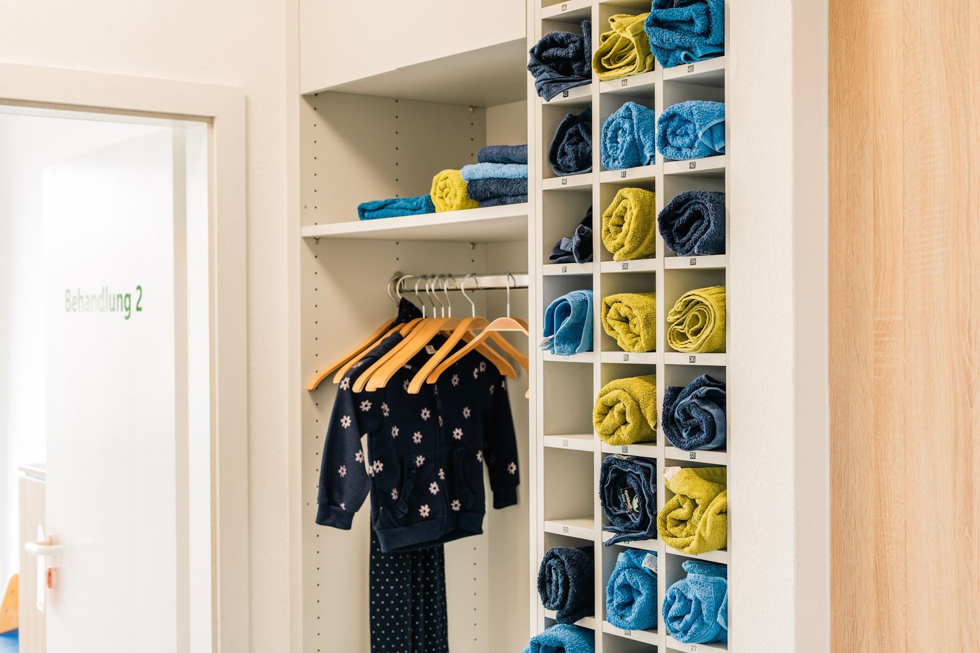 Einbauschrank mit mehreren Fächern und Unterlagen