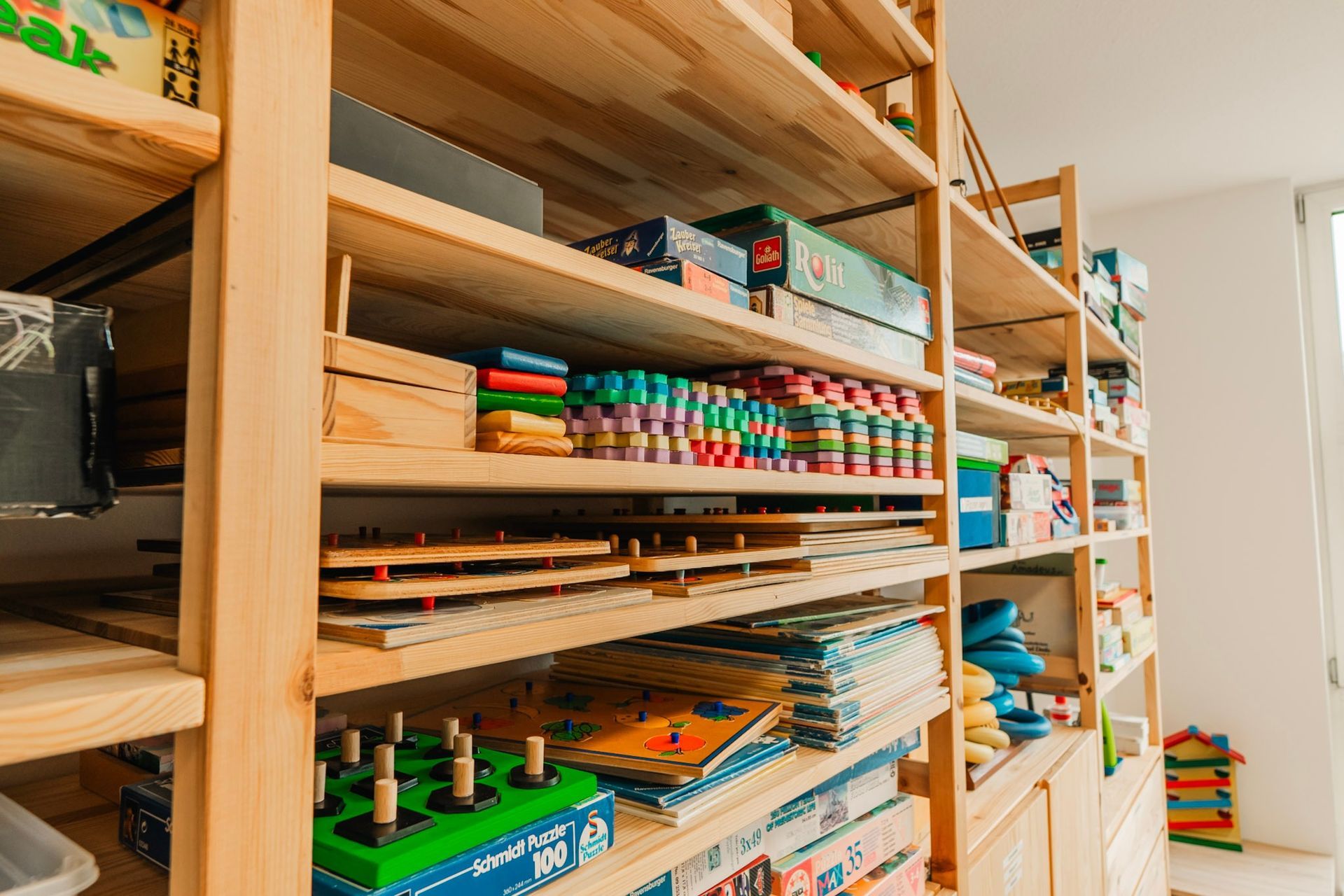 Holzregal mit Ergotherapie Utensilien