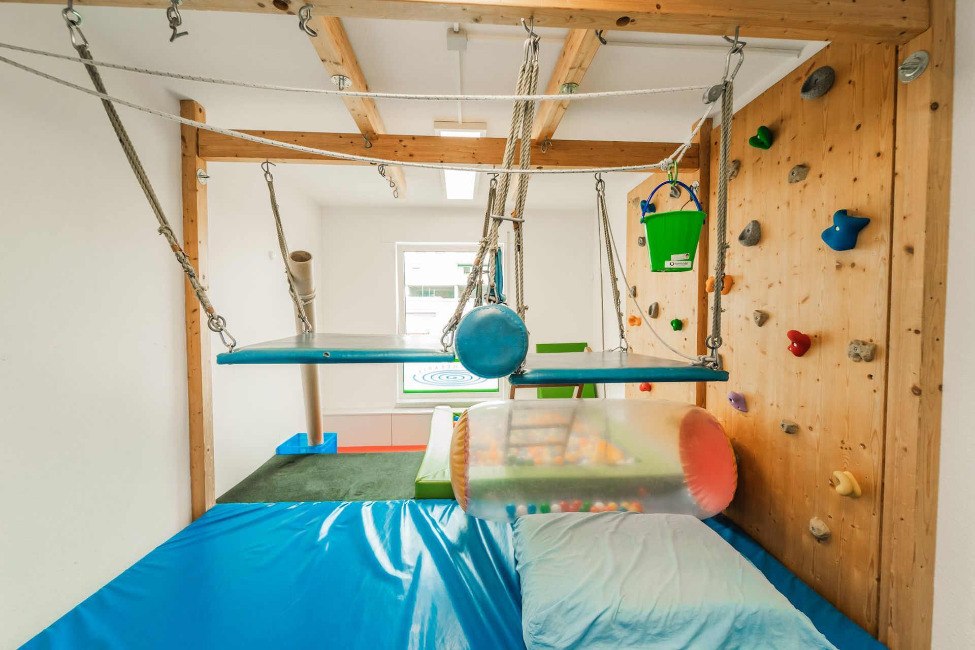 Zimmer mit Instrumenten für Bewegungstherapien