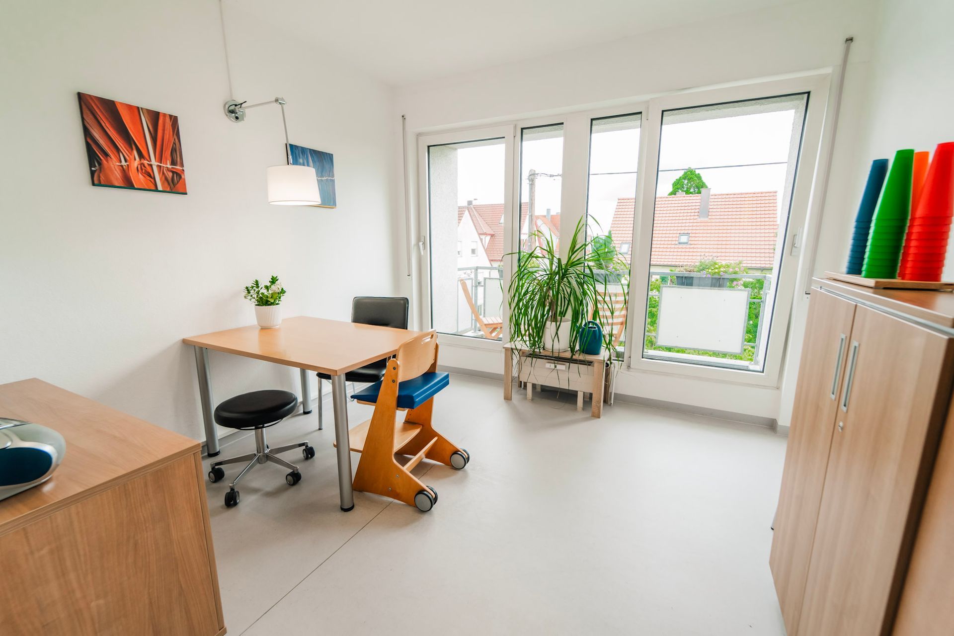 Beratungs- und Behandlungszimmer mit Möbeln