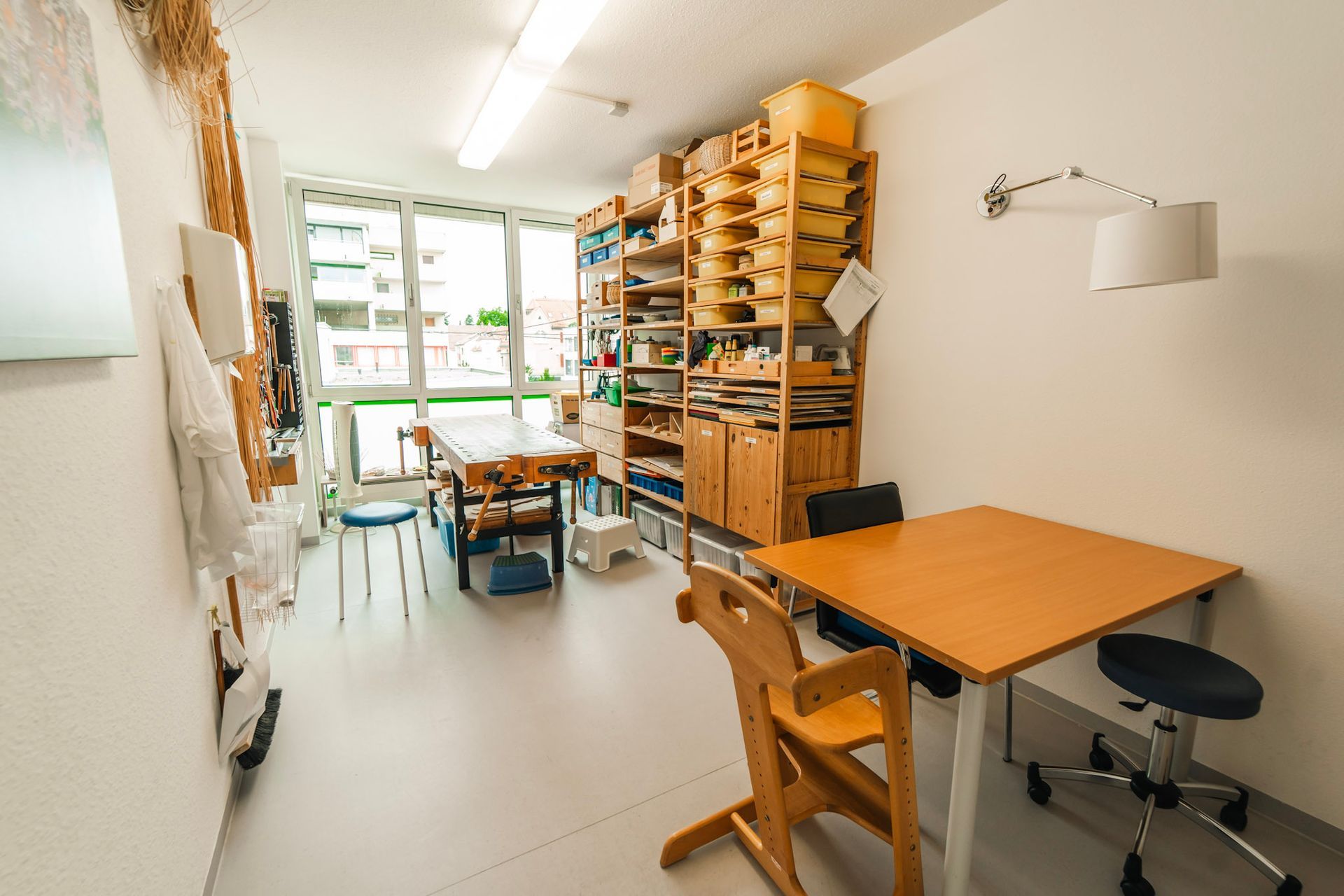 Praxisraum mit Materialien und Holzmöblen