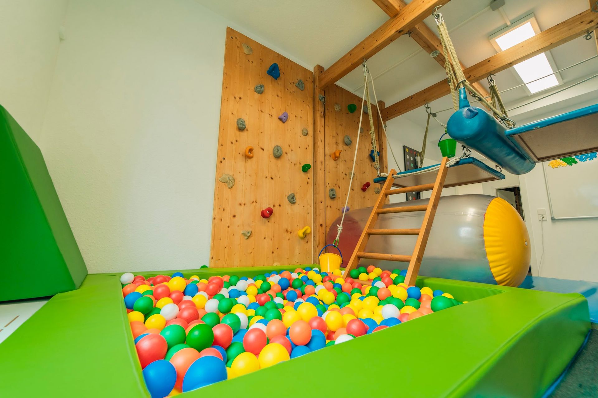 Kletterwand aus Holz und Bellebad