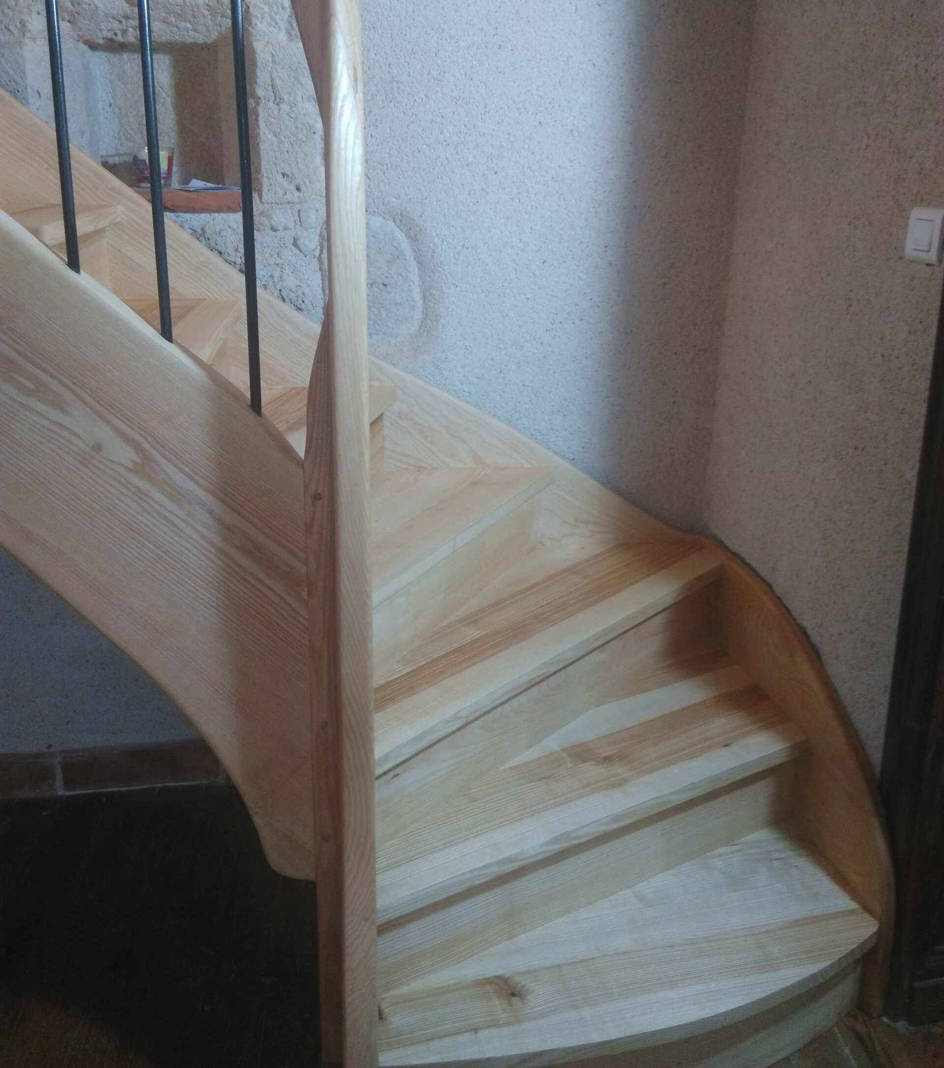 Escalier tournant en bois et métal