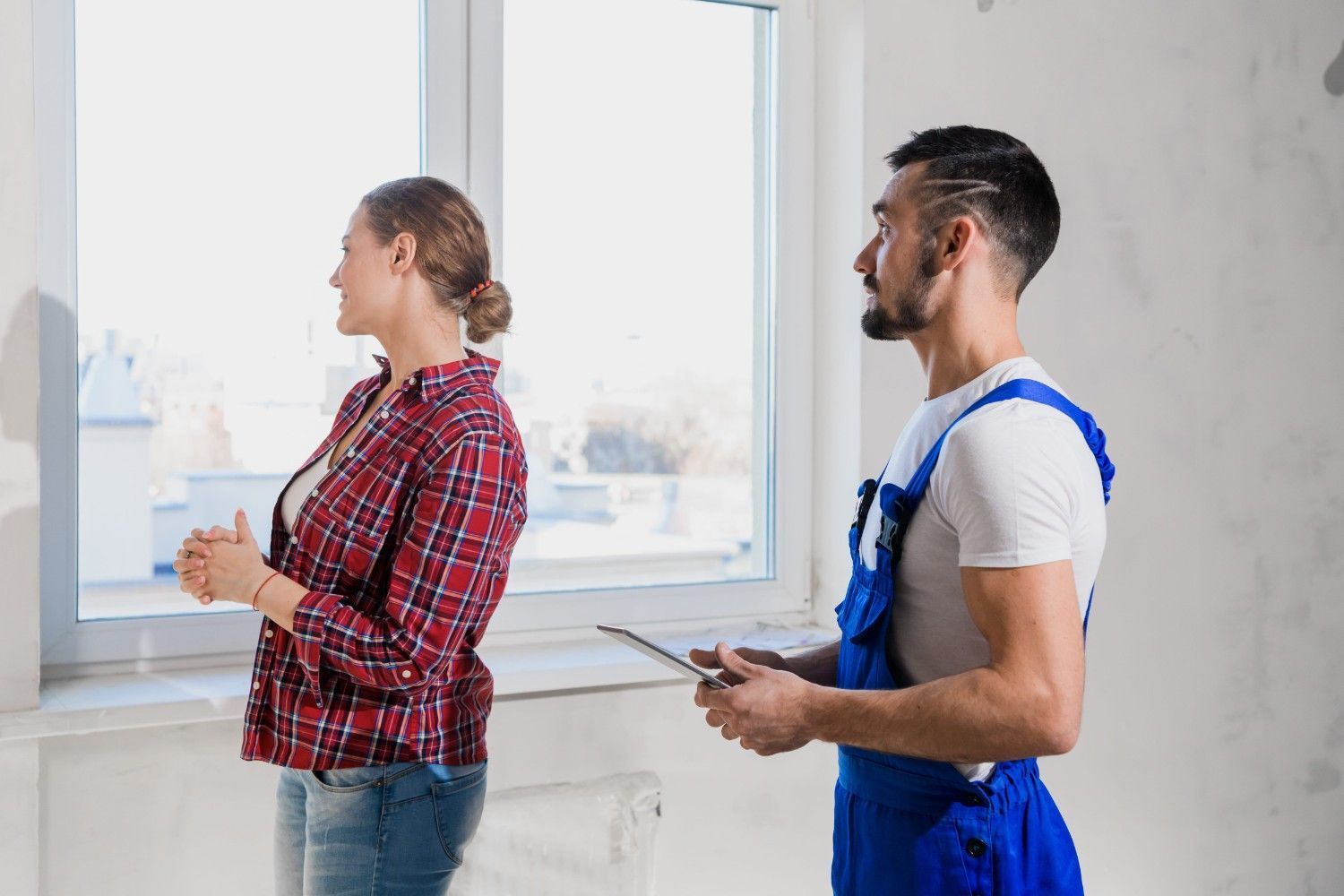 Una persona con una camisa a cuadros 