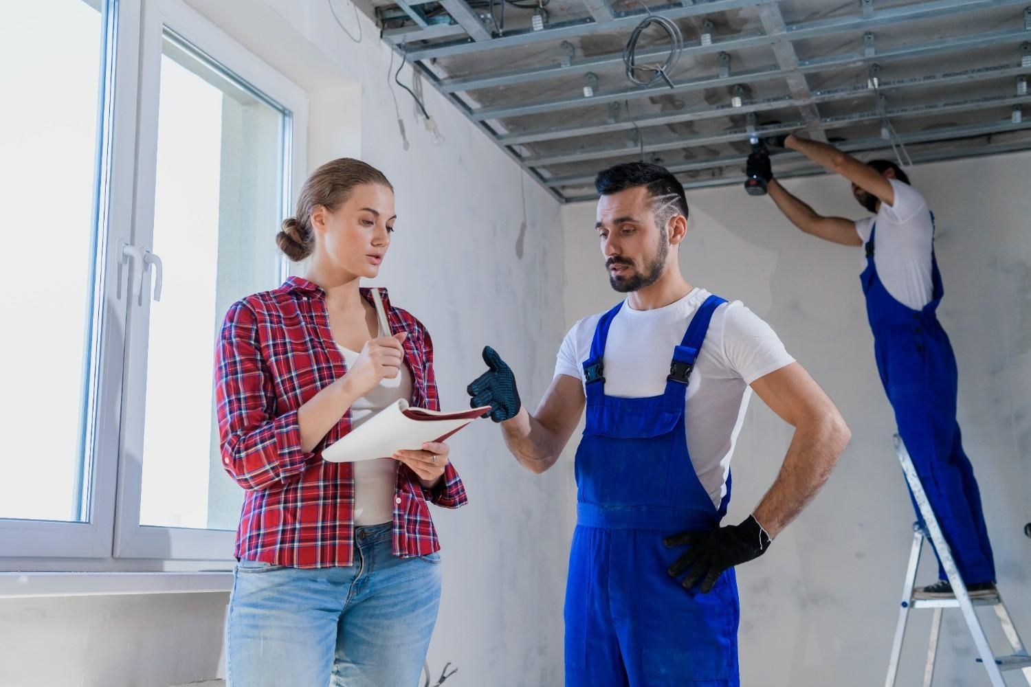 Una mujer con una camisa de cuadros