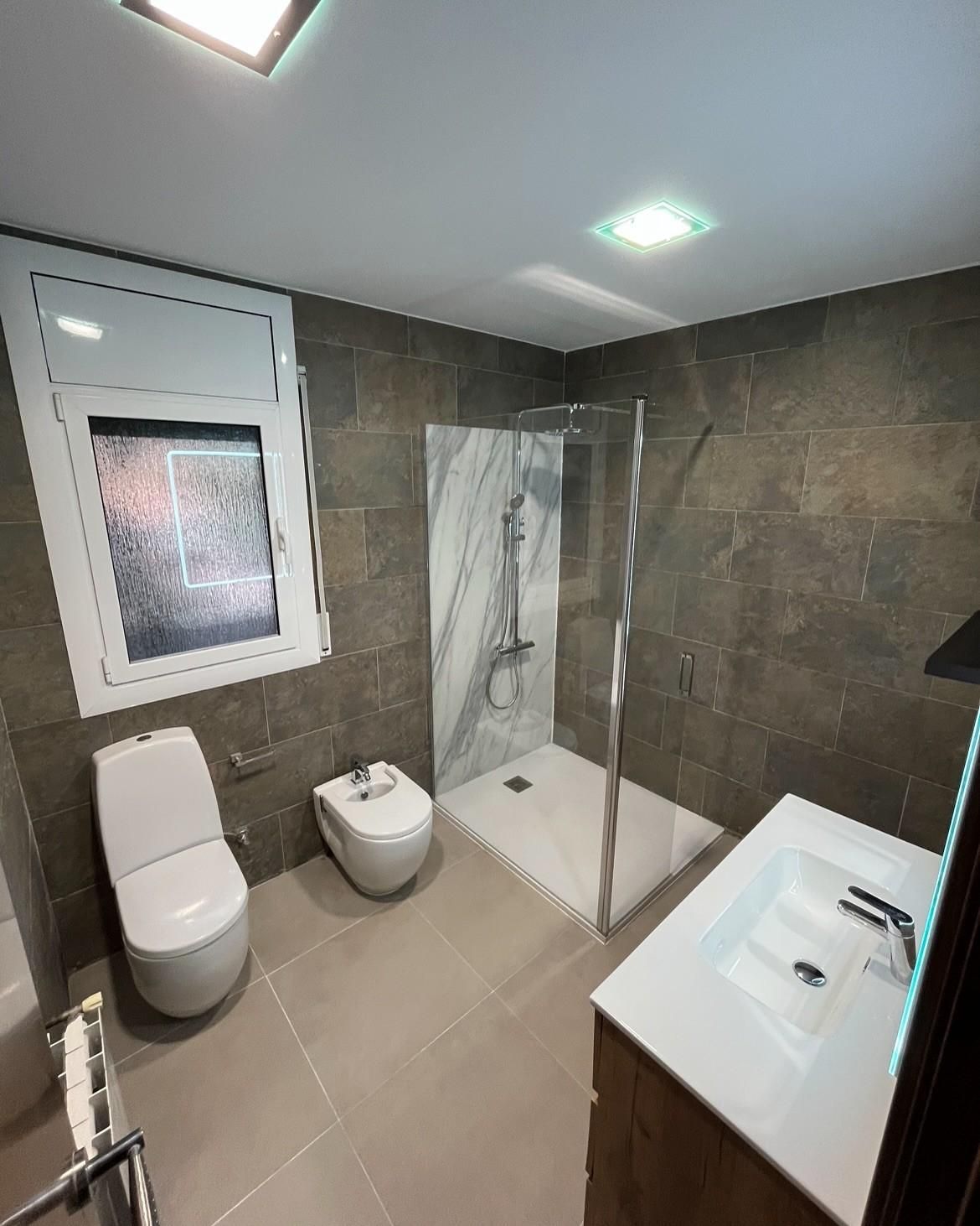 Baño moderno con paredes de piedra 