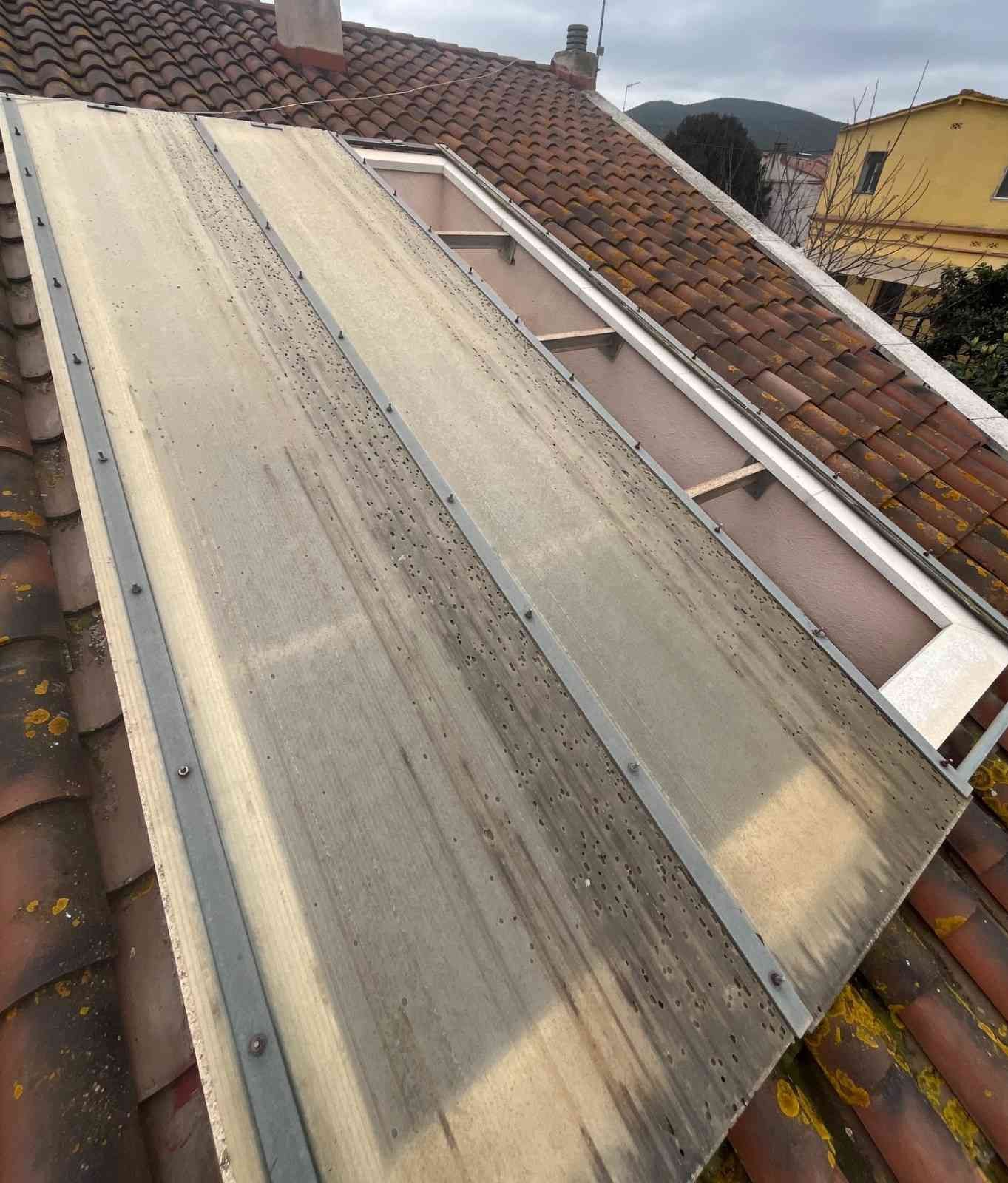 Un tejado inclinado con tejas de arcilla 