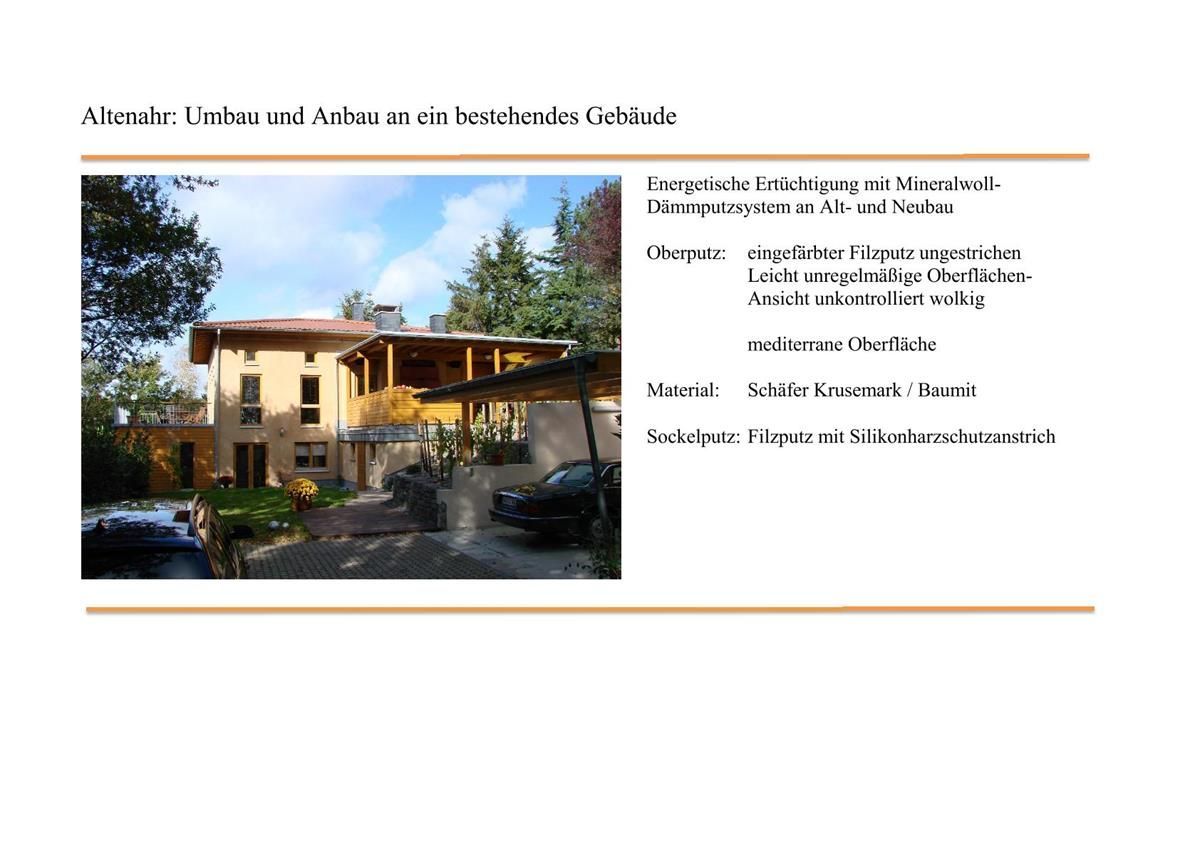 Ein Bild von einem Haus mit einem davor geparkten Auto