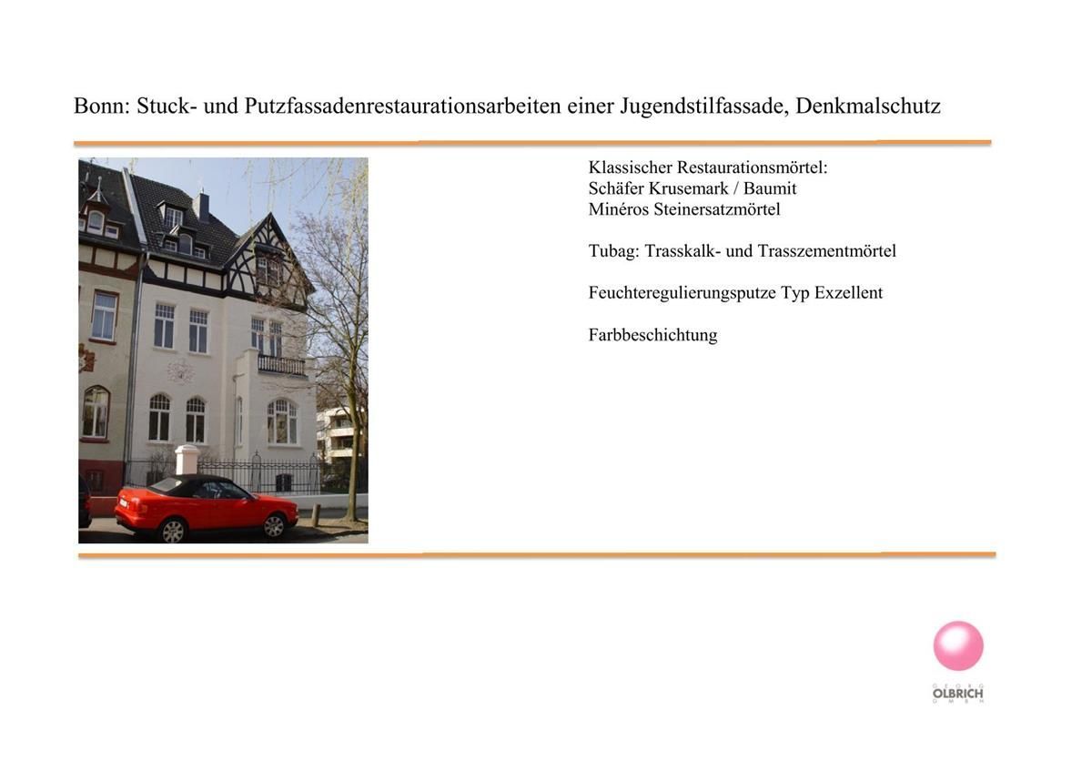 Ein rotes Auto steht vor einem weißen Gebäude