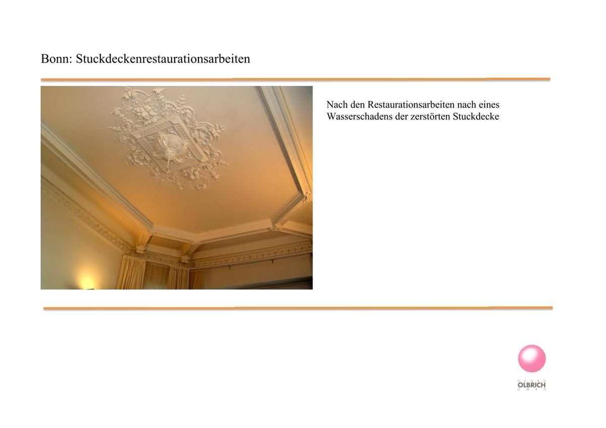 Ein Bild einer Decke mit einem Kronleuchter daran