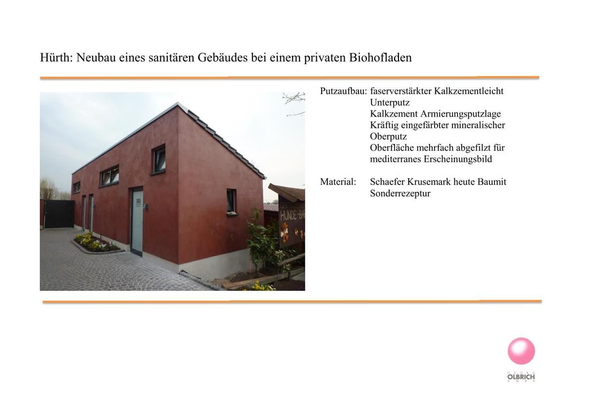 Ein Bild von einem Haus mit vielen Fenstern und Türen