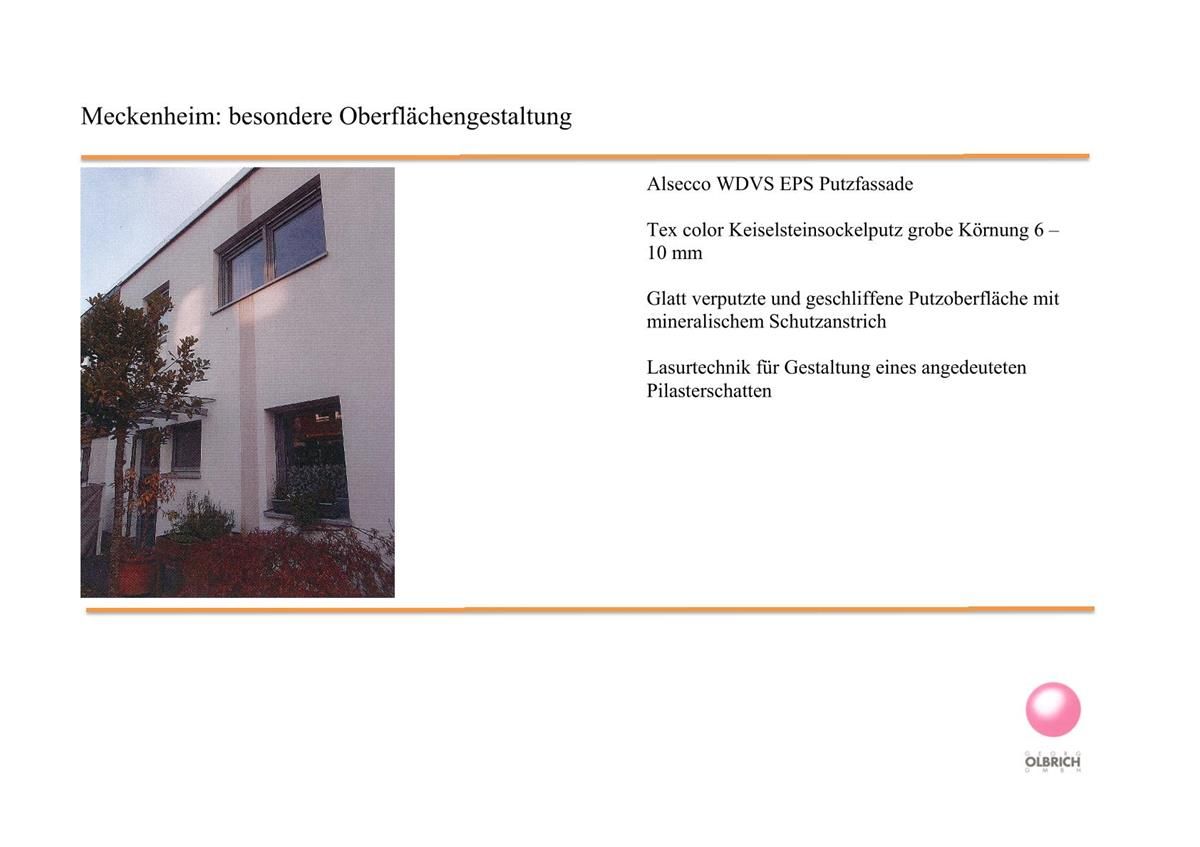 Ein Bild von einem weißen Gebäude mit ein paar Fenstern