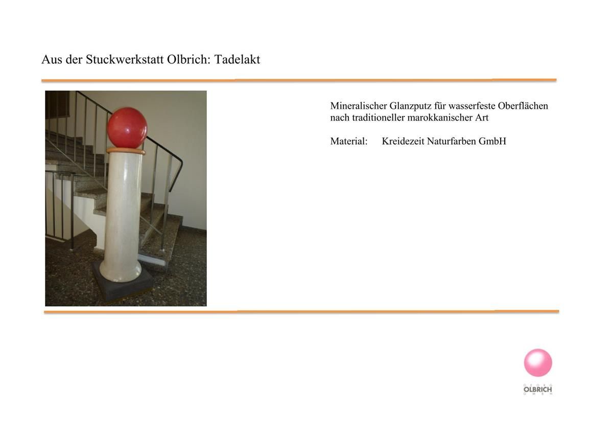 Eine Treppe mit einer roten Kugel darauf