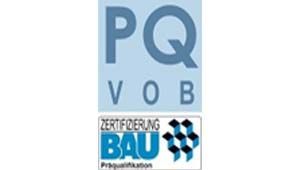 Ein blau-weißes Logo mit der Aufschrift „pq vob bau“