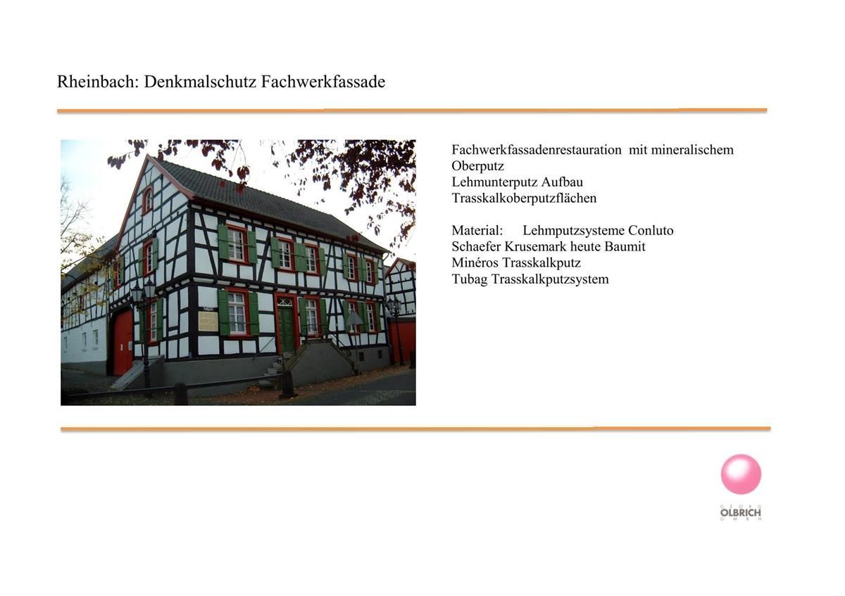 Ein Bild von einem Haus mit einer roten Tür und grünen Fenstern