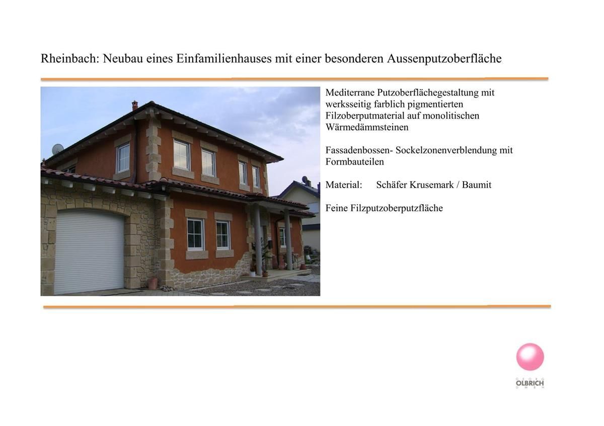 Ein Bild von einem Haus mit einem weißen Garagentor