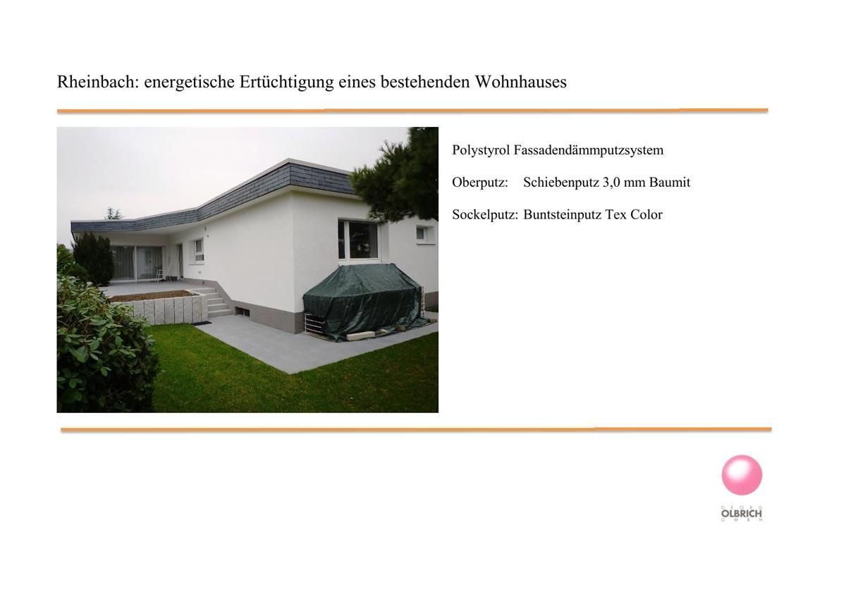 Ein weißes Haus mit einer grünen Abdeckung auf dem Hinterhof