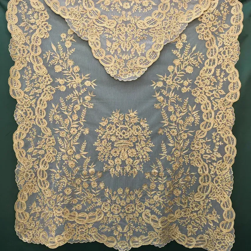 Un trozo de encaje con un patrón floral.
