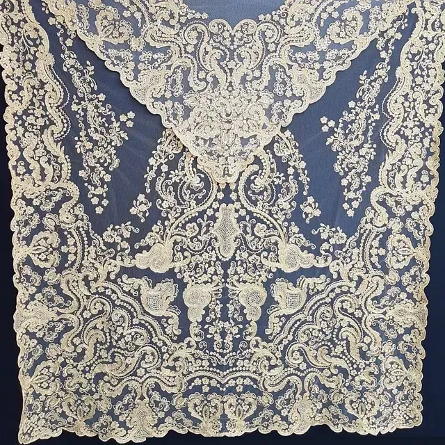 Un trozo de encaje blanco está sobre un fondo azul.