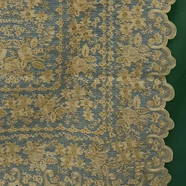 Un primer plano de una tela de encaje con flores.