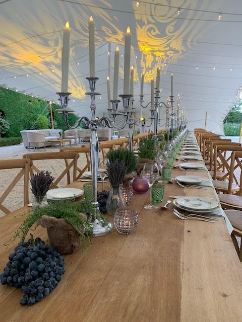 Fleurs sur des tables en bois