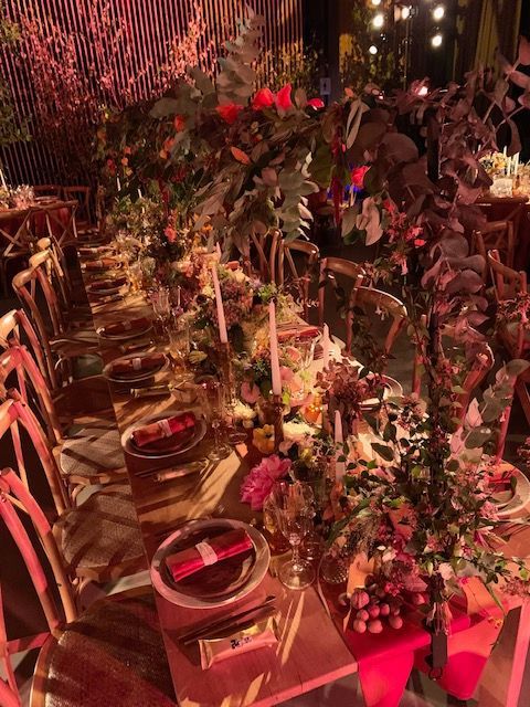 Tables et chaises ambiance rouge