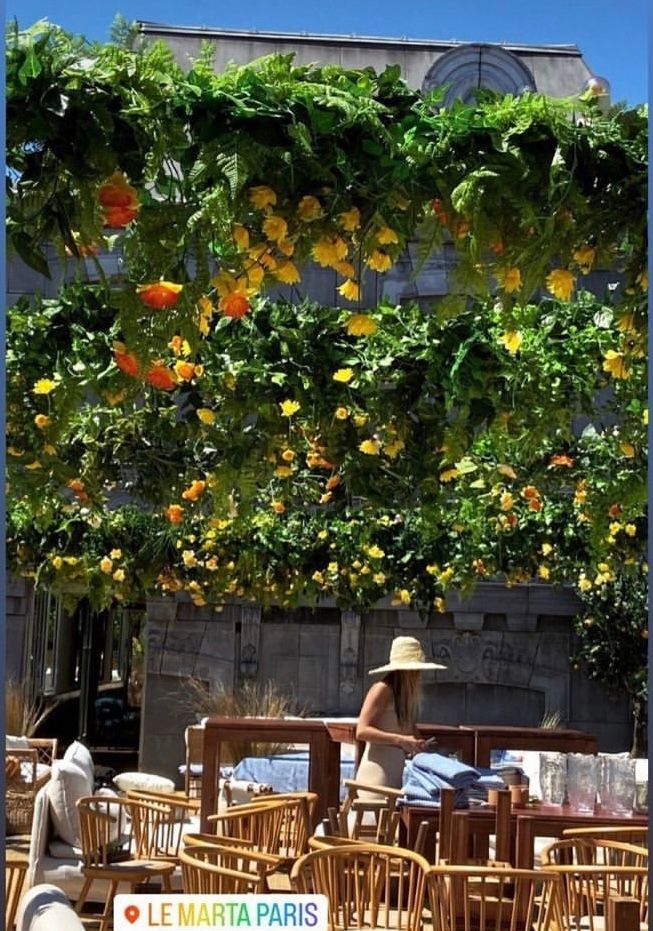 Décor avec des fleurs jaunes