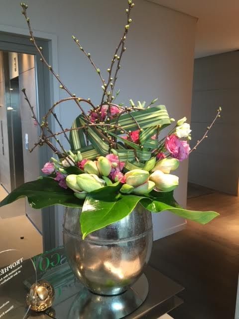 Fleurs dans un vase en métal