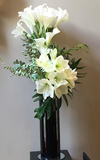 Bouquet blanc dans un vase noir