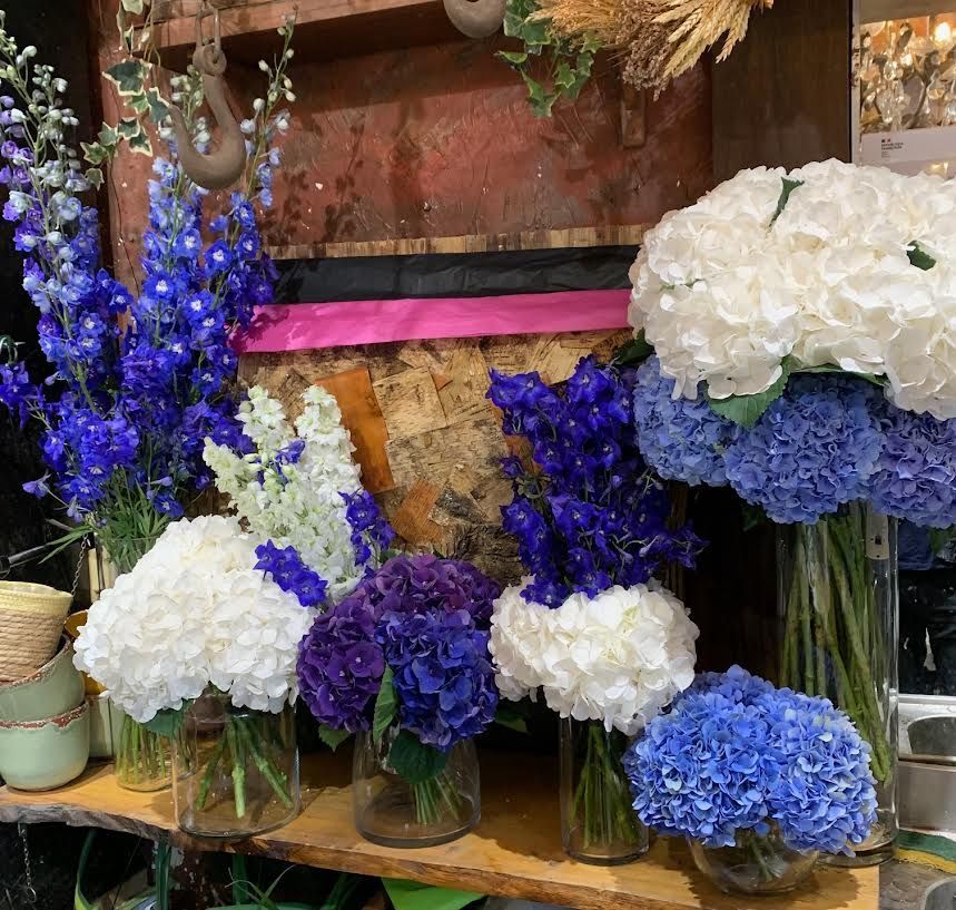 Fleurs violettes et blanches dans un vase transparent