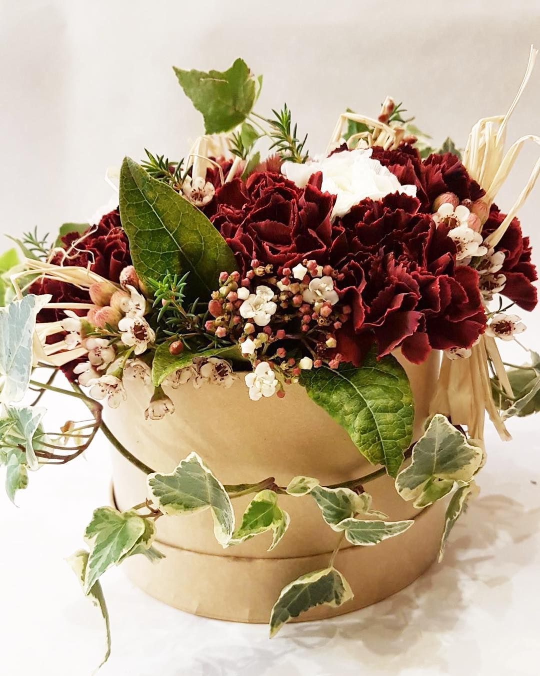 Fleurs marron et blanches