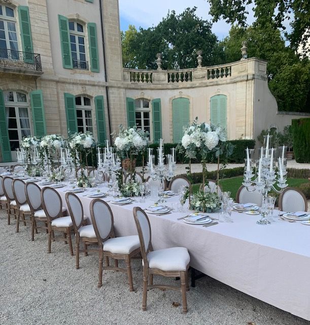 Table de mariage avec des fleurs blanches