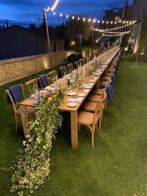 Fleurs pour un dîner en extérieur le soir