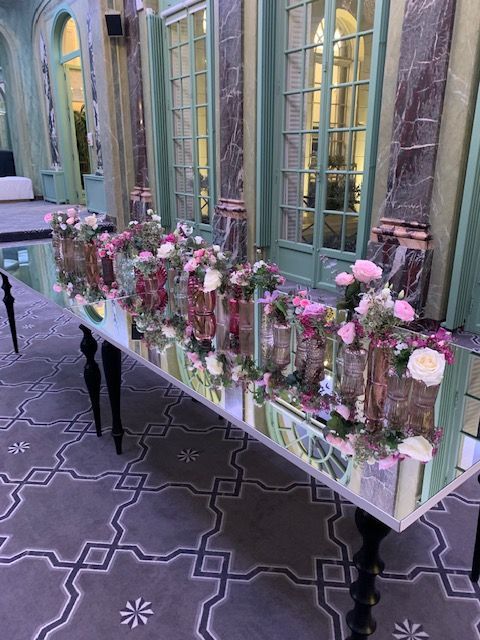 Fleurs sur une table ambiance violette