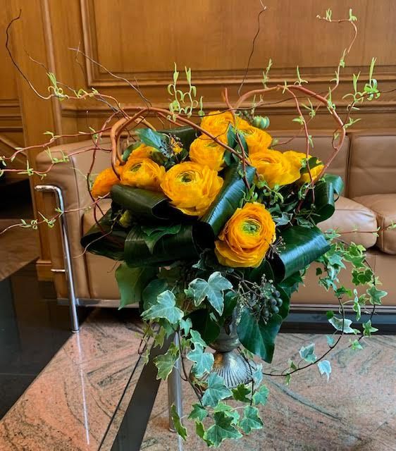 Bouquet de fleurs jaunes sur une table